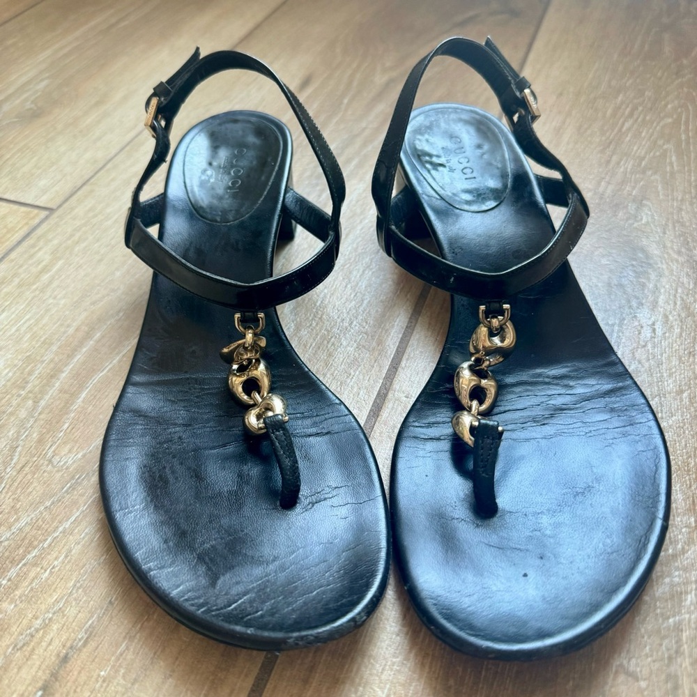 Gucci Black Leather T-Strap Sandals with Gold Chain - Picture 4 of 6